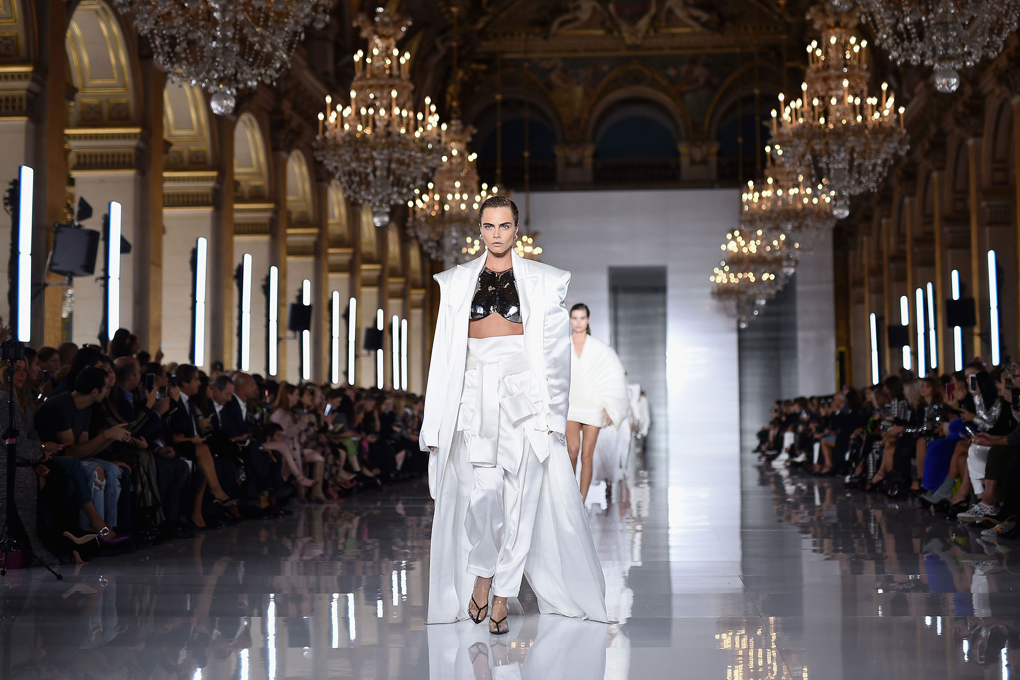 balmain-catwalk-1541000628
